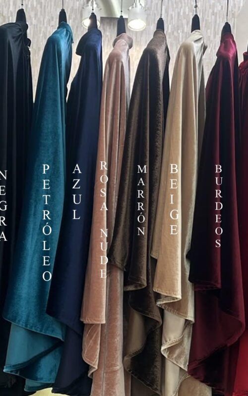 Capas de terciopelo para invitadas de boda