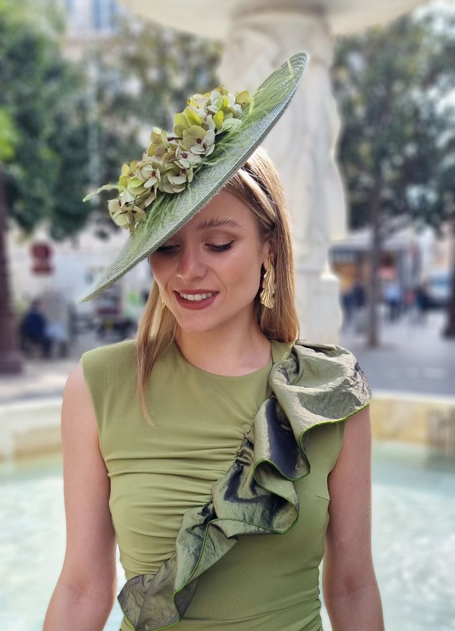 Tocado pamela verde oliva aplicaciones flores verde Tuareg Modas