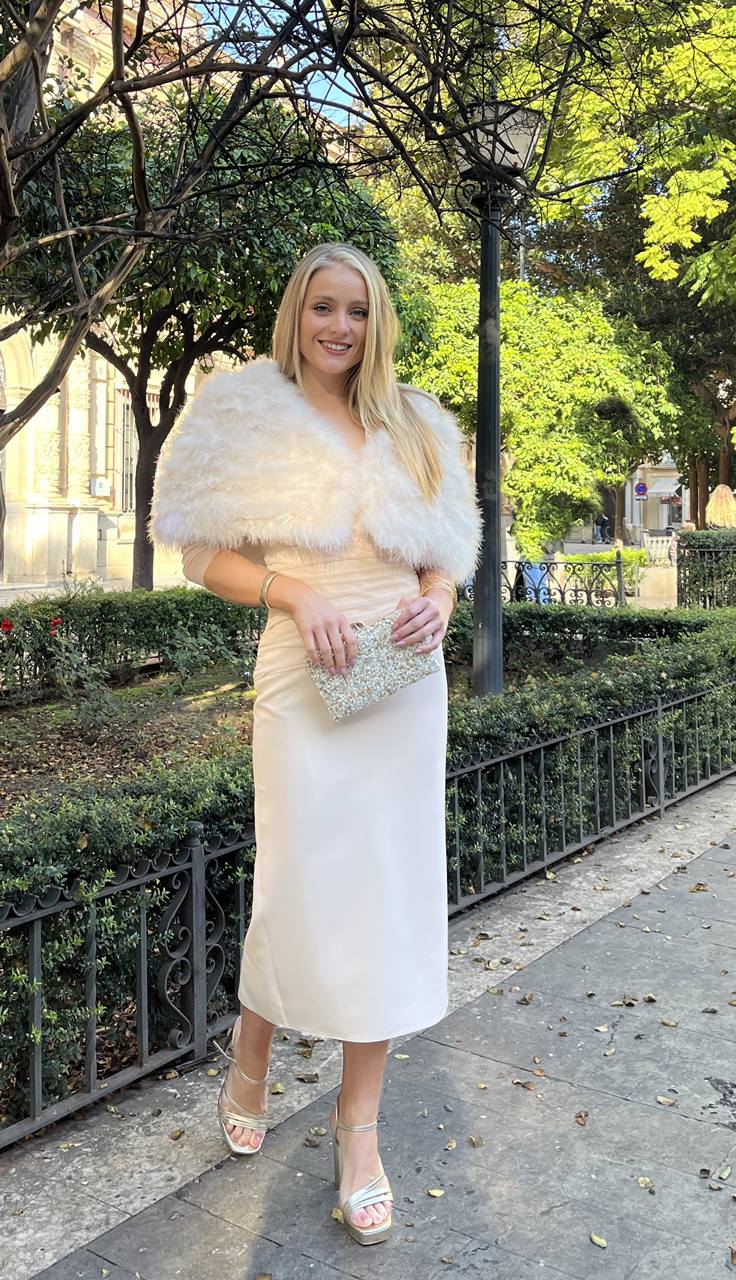 vestido-midi-tul-plumas-estola-tuareg-modas