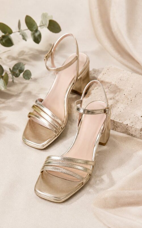 sandalias doradas de tacón medio para invitadas