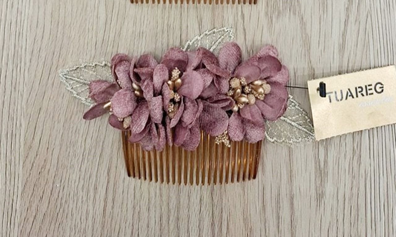 peinecillo de flores para invitada