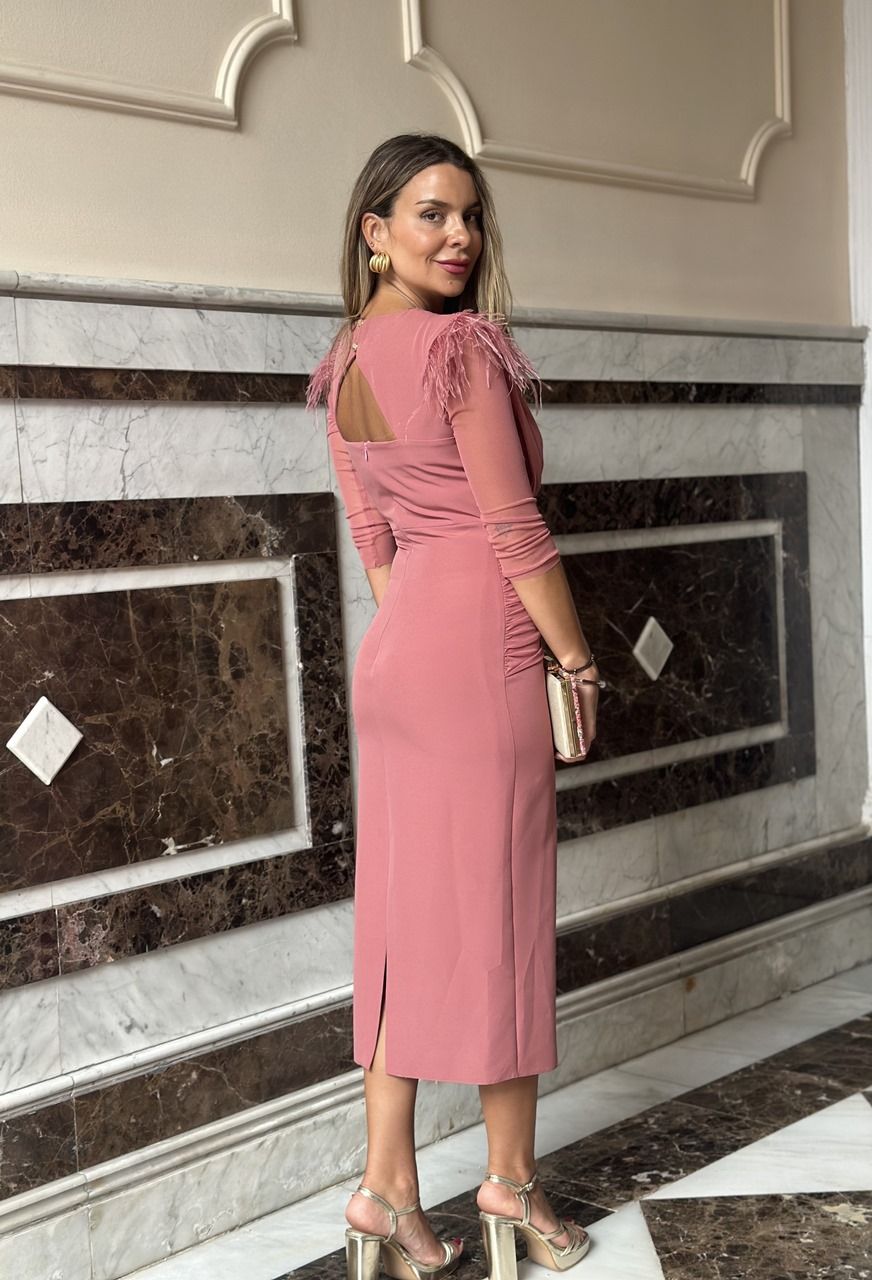 vestido midi crepé y tul plumas color maquillaje para invitadas