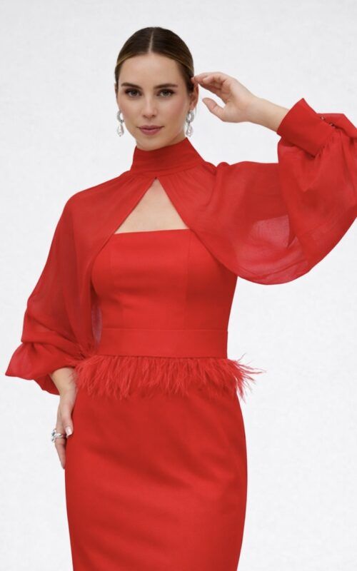 vestido rojo con mangas independientes para invitadas
