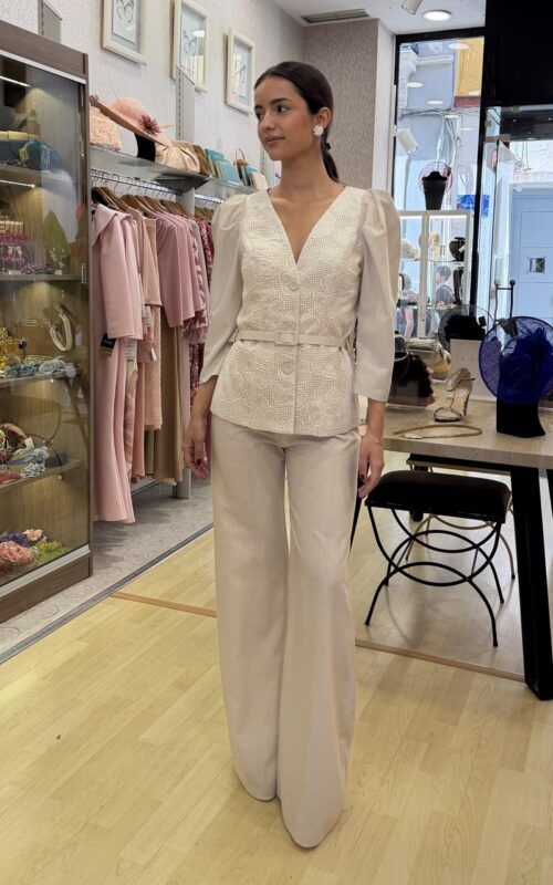 traje pantalón beige invitada comuniones