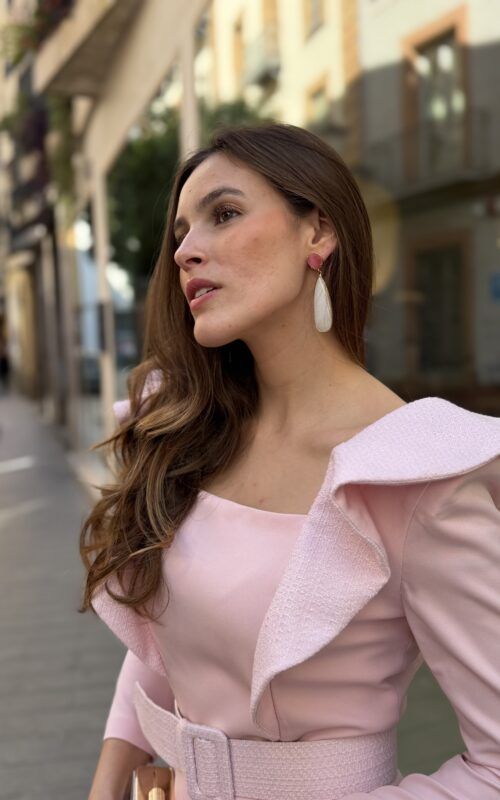 detalle volante Chanel rosa en vestido para invitada de boda o comunión