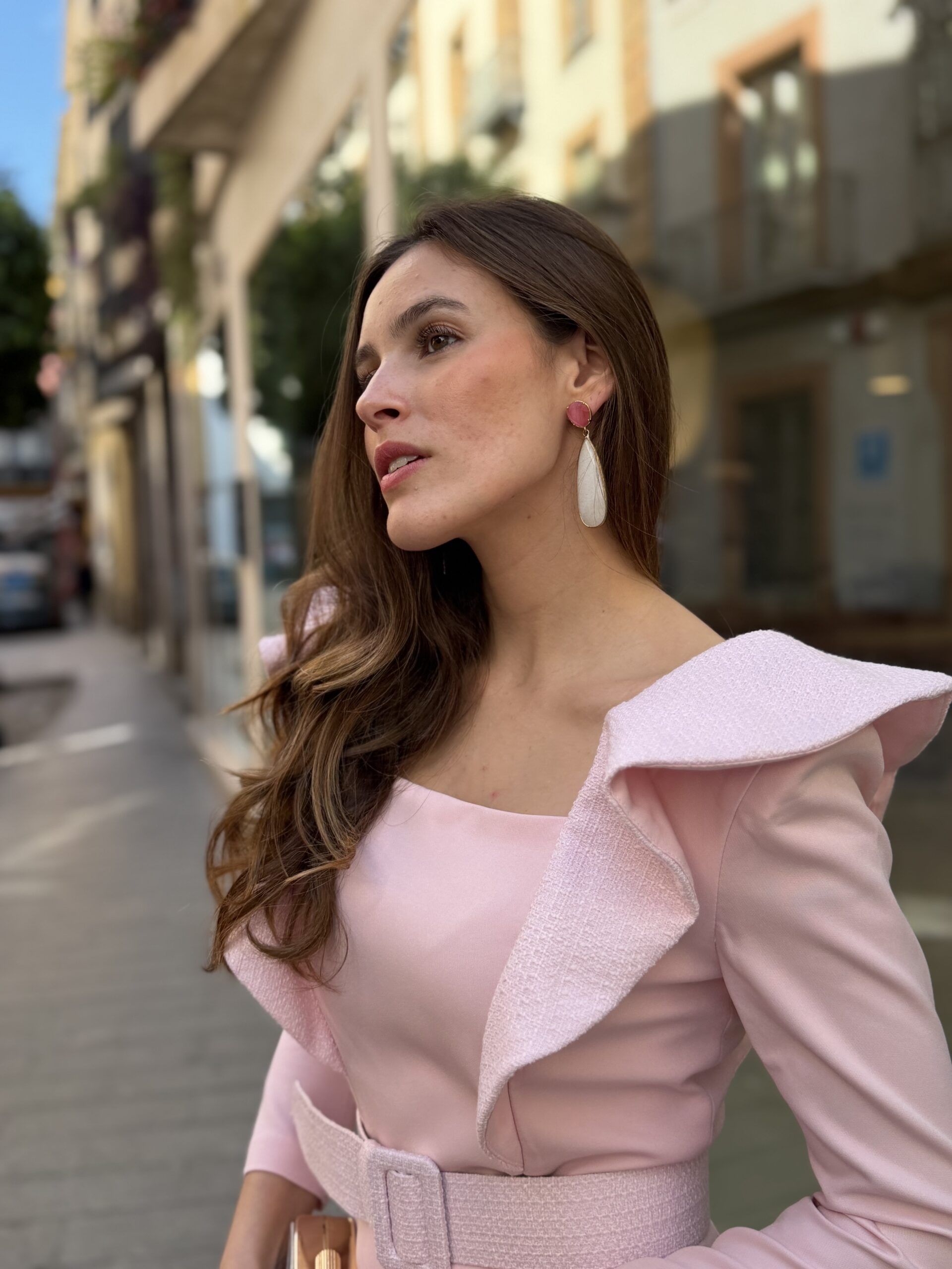 detalle volante Chanel rosa en vestido para invitada de boda o comunión
