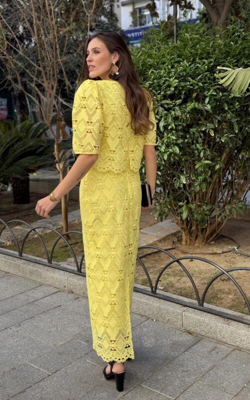 Vestido amarillo en guipur para invitada a fiestas y bodas de verano