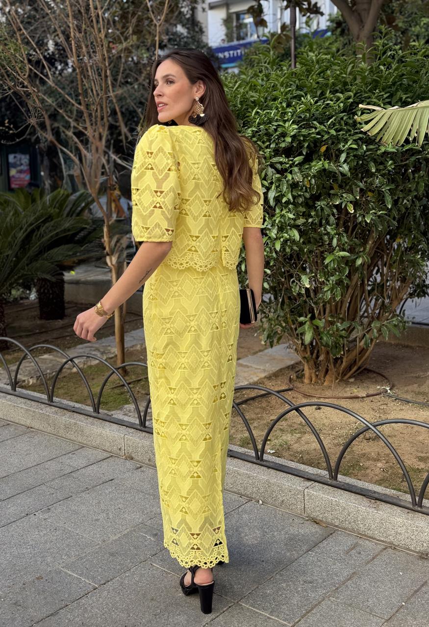 Vestido amarillo en guipur para invitada a fiestas y bodas de verano