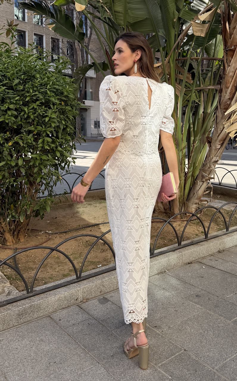 vestido blanco al tobillo en blonda para invitadas
