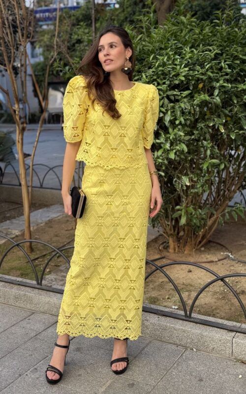 Vestido amarillo en guipur para invitada a bodas
