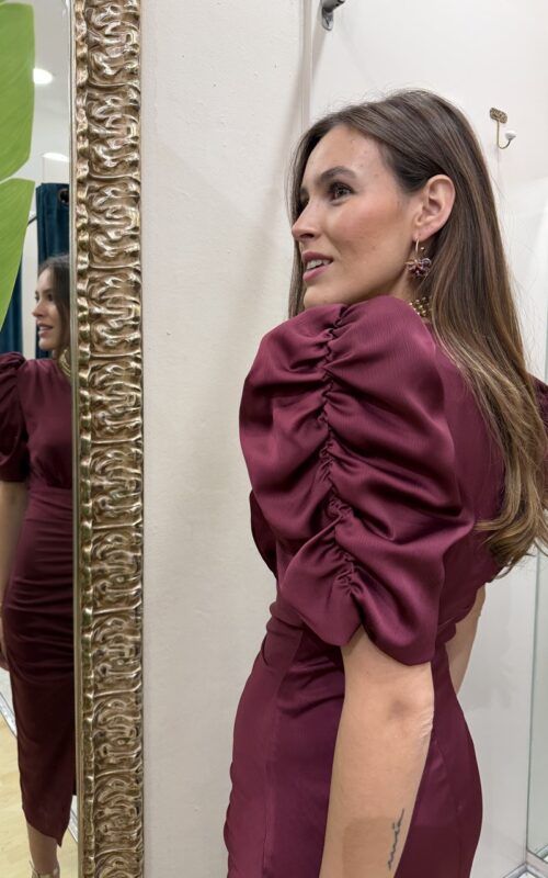 detalle del vestido burdeos en raso para invitada de boda
