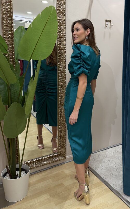 vestido para invitada de boa en raso azul petróleo