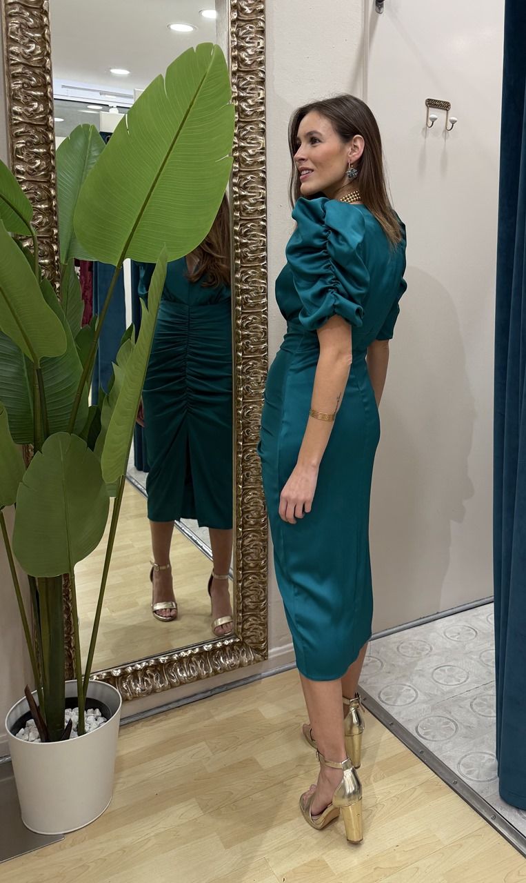 vestido para invitada de boa en raso azul petróleo