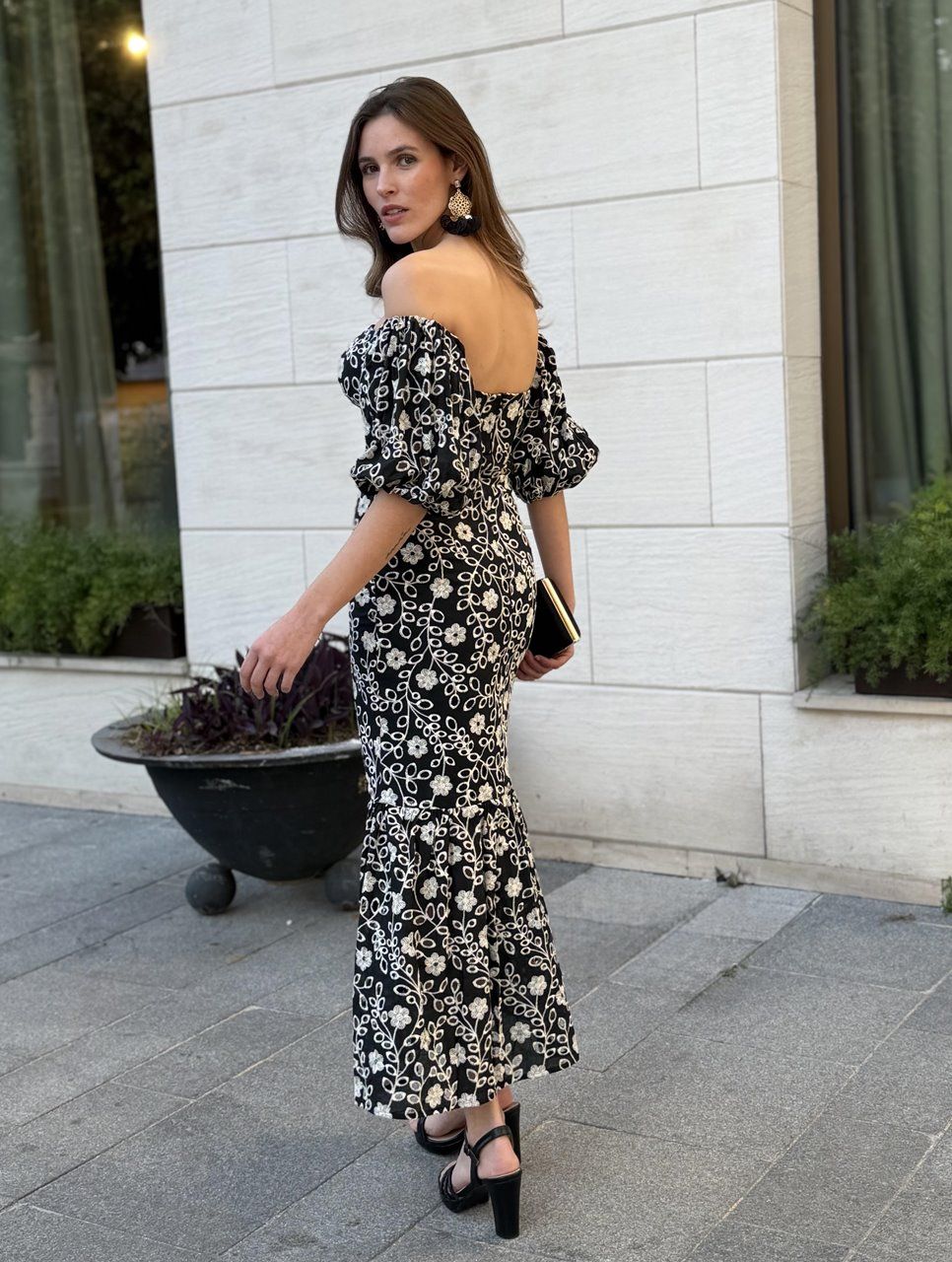 vestido negro bordado para invitadas a bodas y fiestas