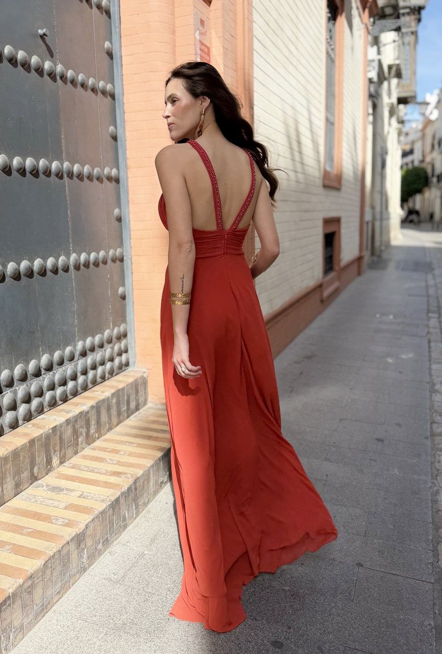 vestido largo para invitadas a bodas y graduaciones en color teja