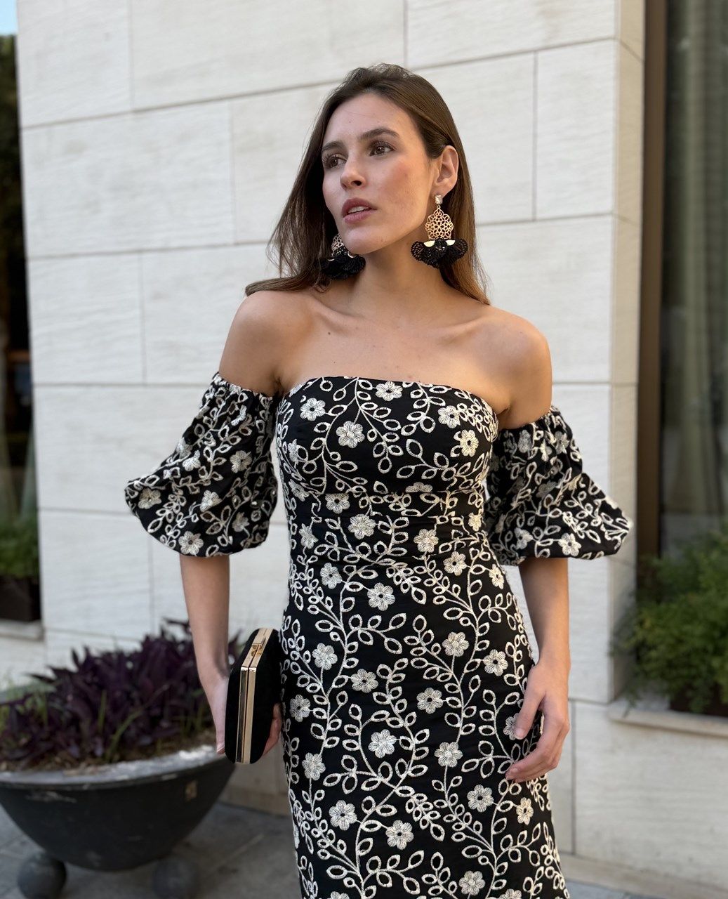 vestido midi negro bordado en marfil para invitadas