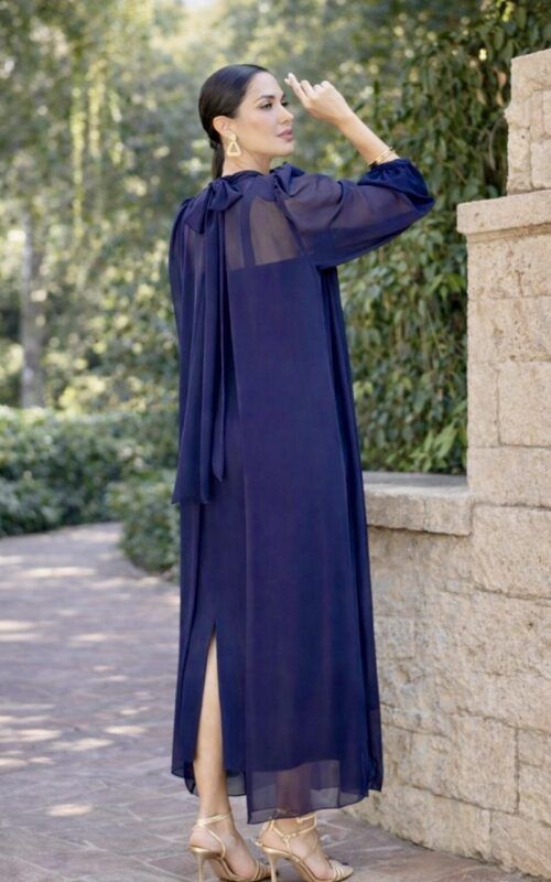 vestido azul con capa de gasa para invitada