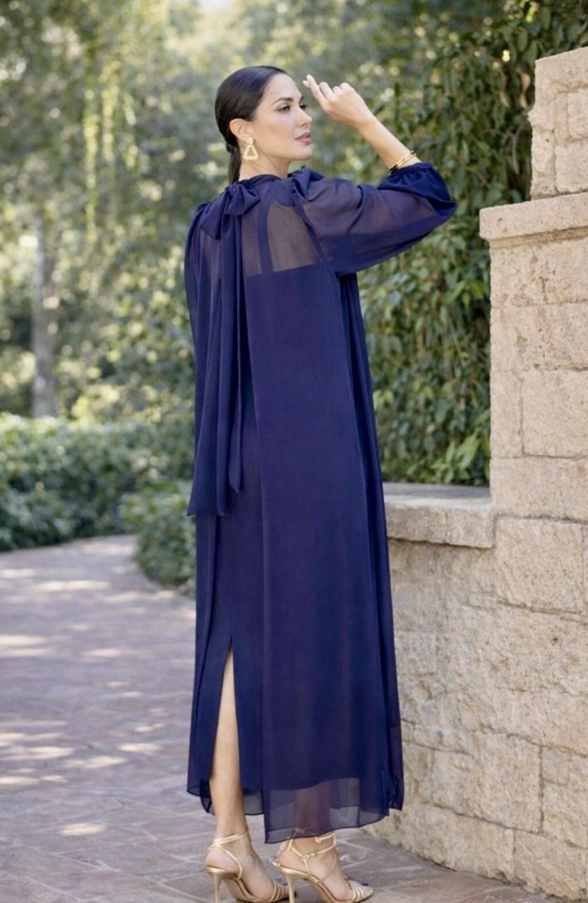 vestido azul con capa de gasa para invitada