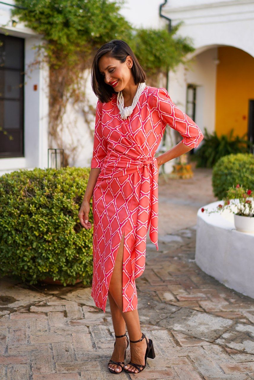 vestido estampado midi coral para invitada