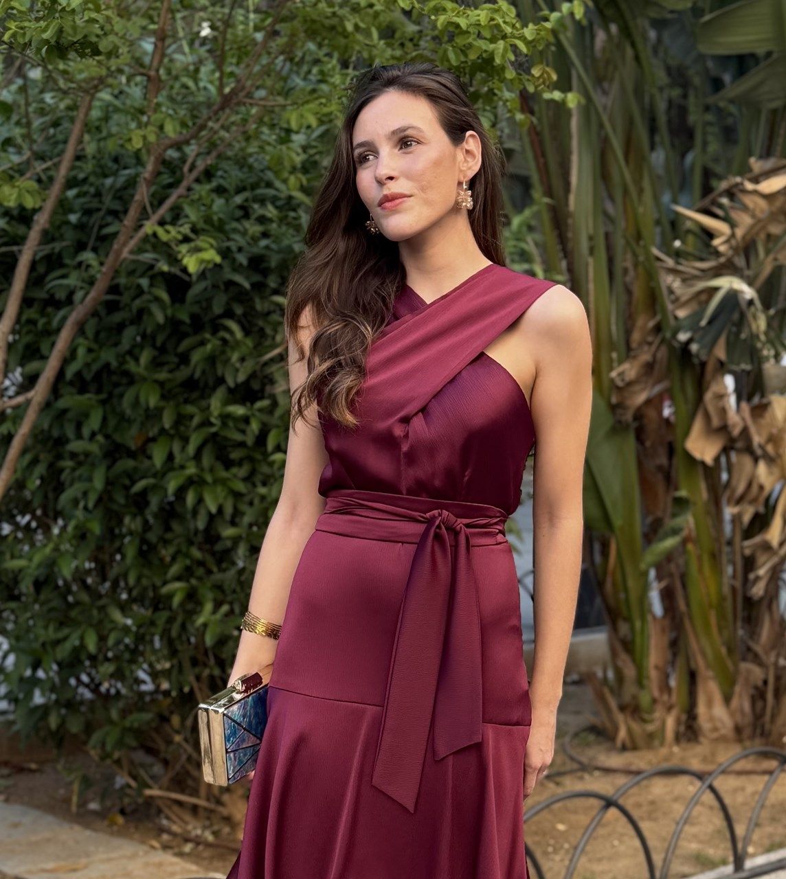 vestido para invitada en raso burdeos