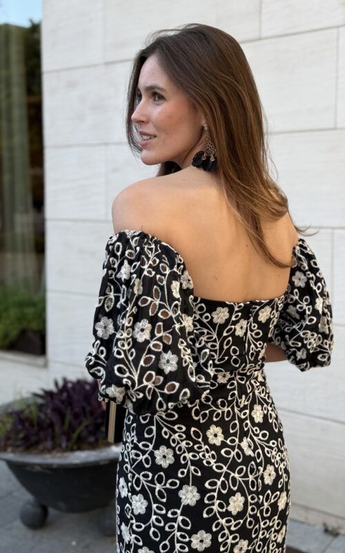 vestido negro bordado para invitadas en escote bardot