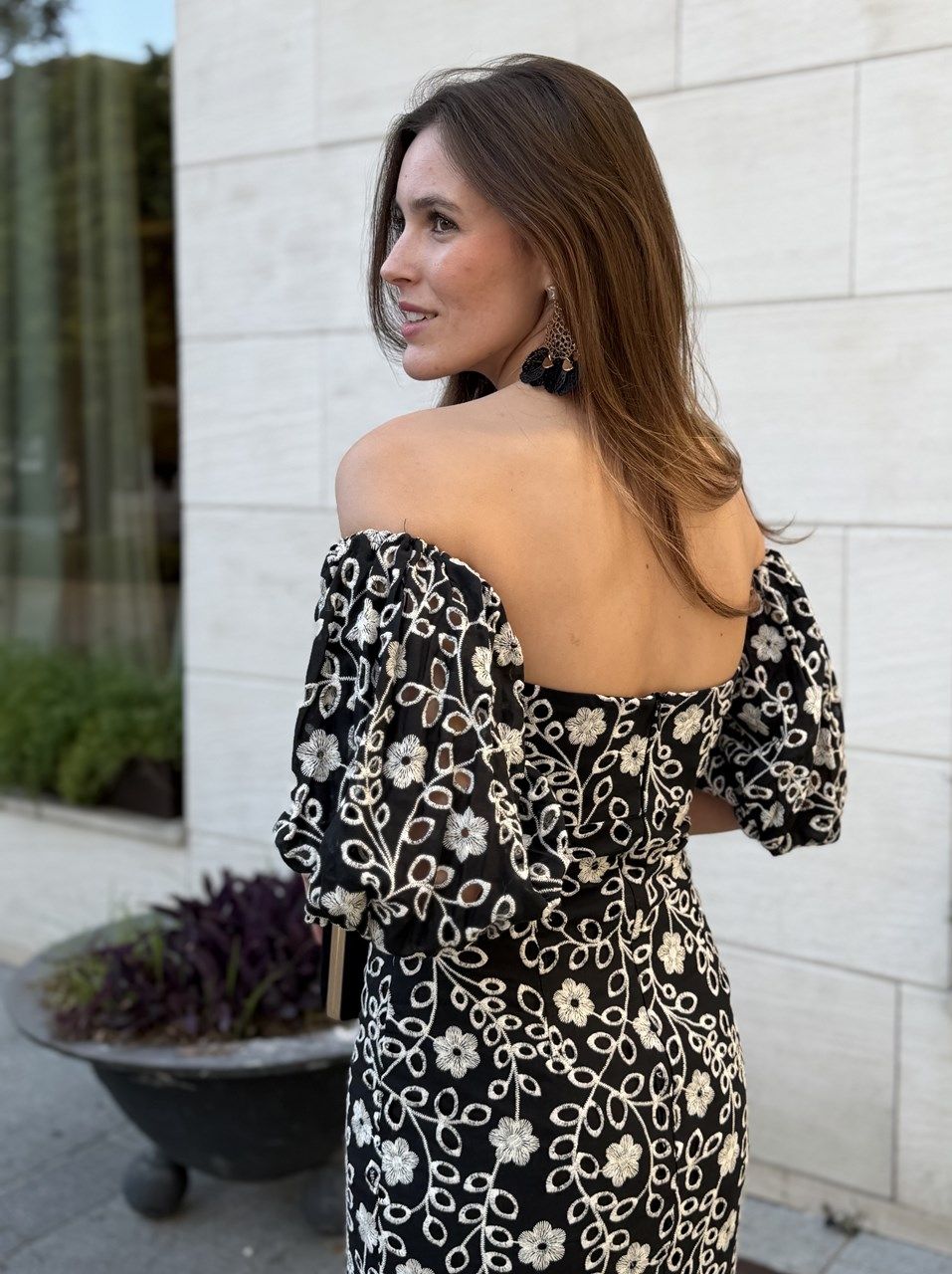 vestido negro bordado para invitadas en escote bardot
