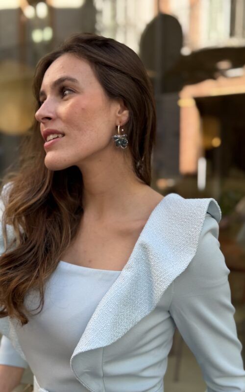 detalle del vestido celeste midi para invitada