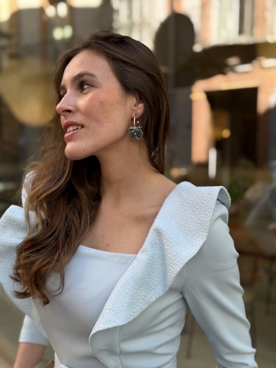 detalle del vestido celeste midi para invitada