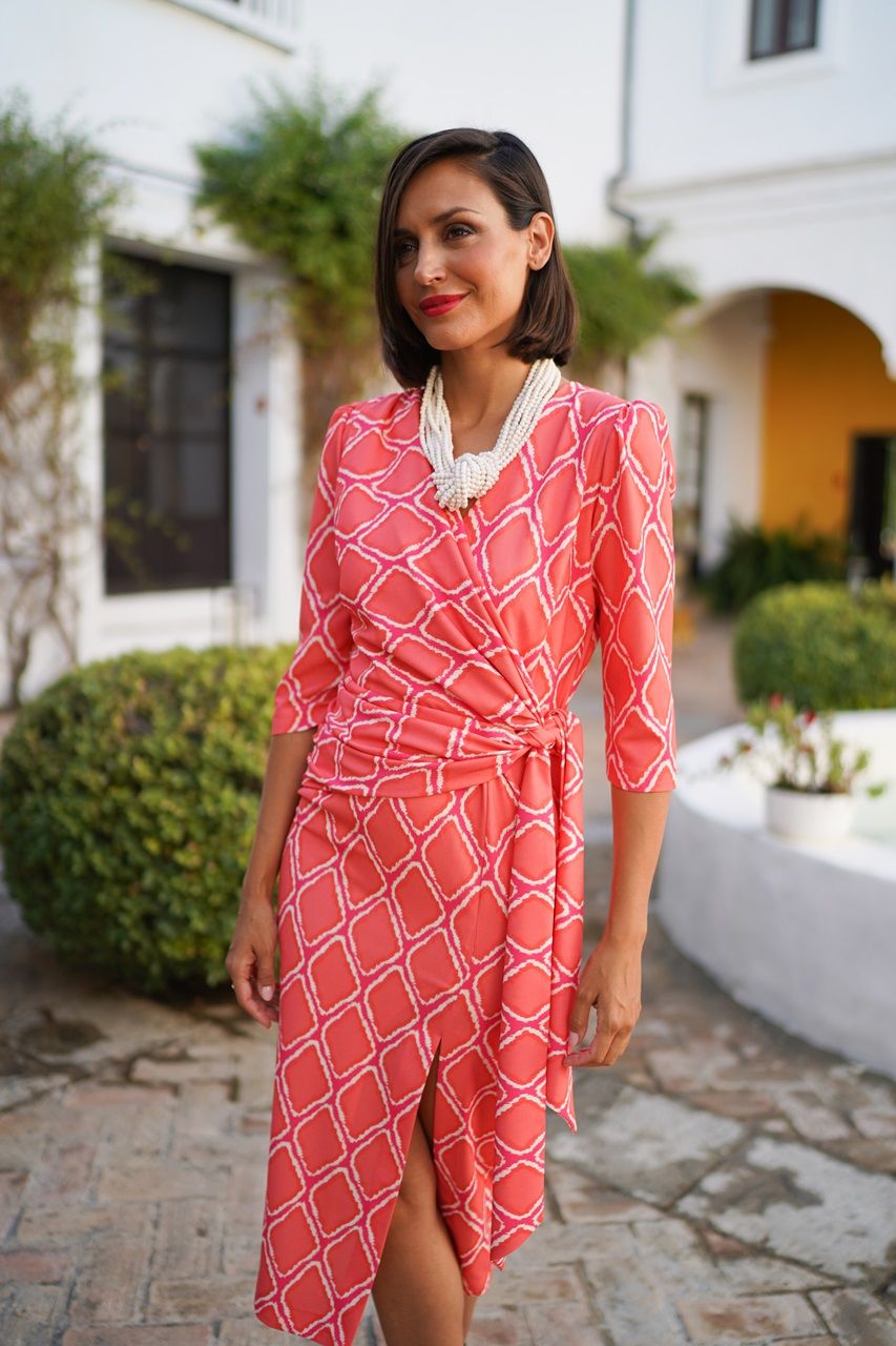 vestido estampado midi coral para invitada