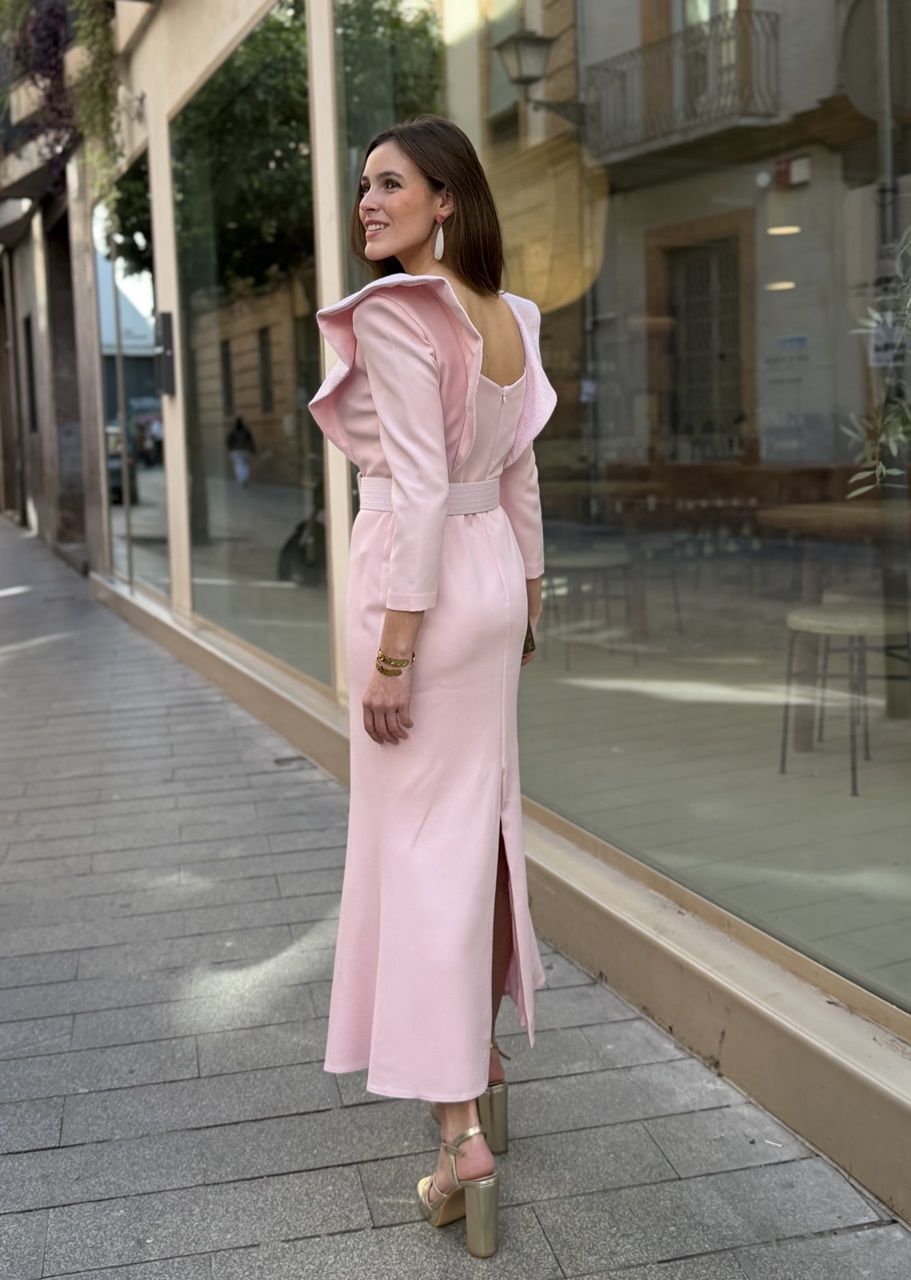 vestido midi rosa nude para invitadas a bodas, comuniones y bautizos