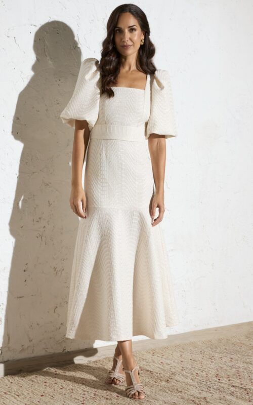 Vestido midi marfil elegante para invitada con mangas abullonadas y falda con vuelo, ideal para bodas y eventos.