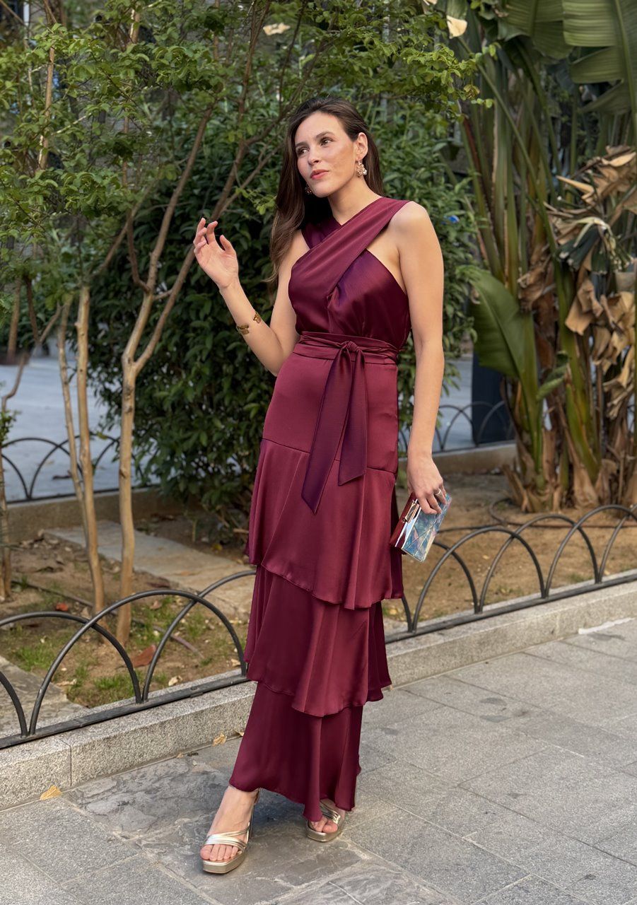 vestido raso para invitada en color burdeos