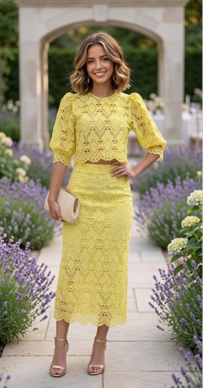 conjunto amarillo de falda y top en encaje para invitadas