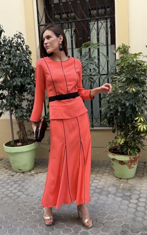 conjunto de falda en color coral con blusa para invitadas