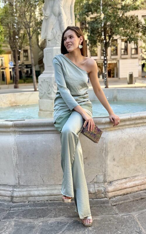 conjunto pantalón en raso verde empolvado para invitadas