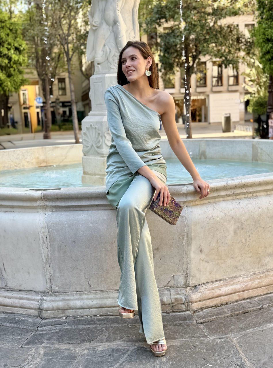 conjunto pantalón en raso verde empolvado para invitadas