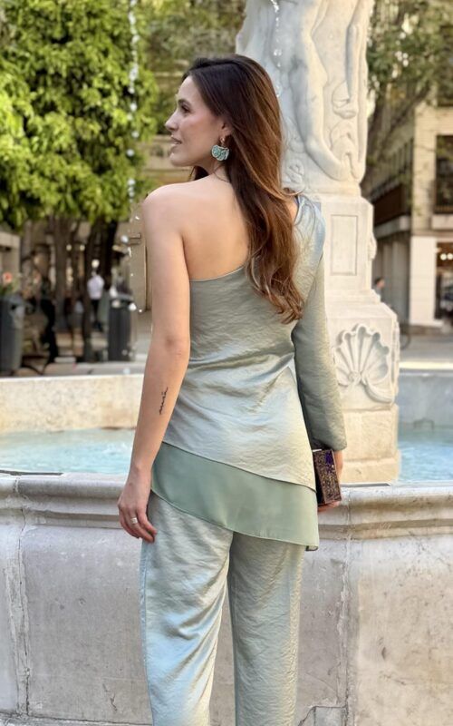 conjunto pantalón en raso verde empolvado para invitadas