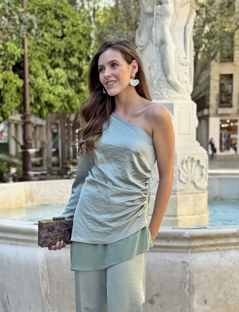 conjunto pantalón en raso verde empolvado para invitadas