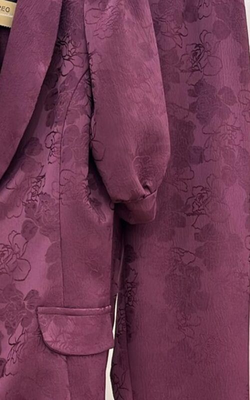 traje de chaqueta con pantalón pitillo para invitada