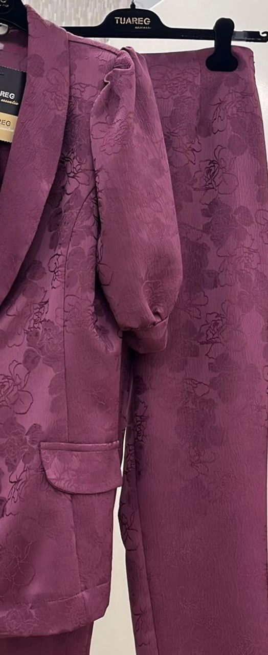 traje de chaqueta con pantalón pitillo para invitada