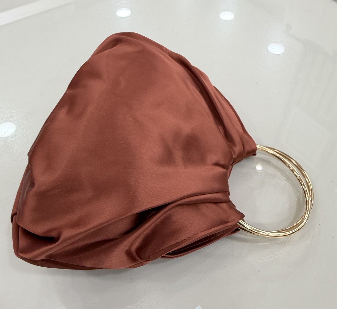 Bolso fiesta raso con aro de metal para fiestas