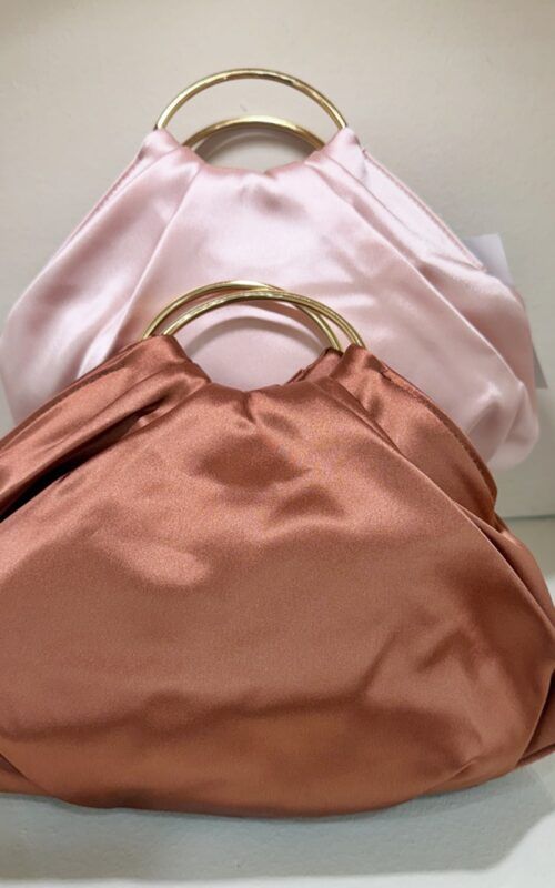 bolso de raso con asa de metal dorada para fiesta