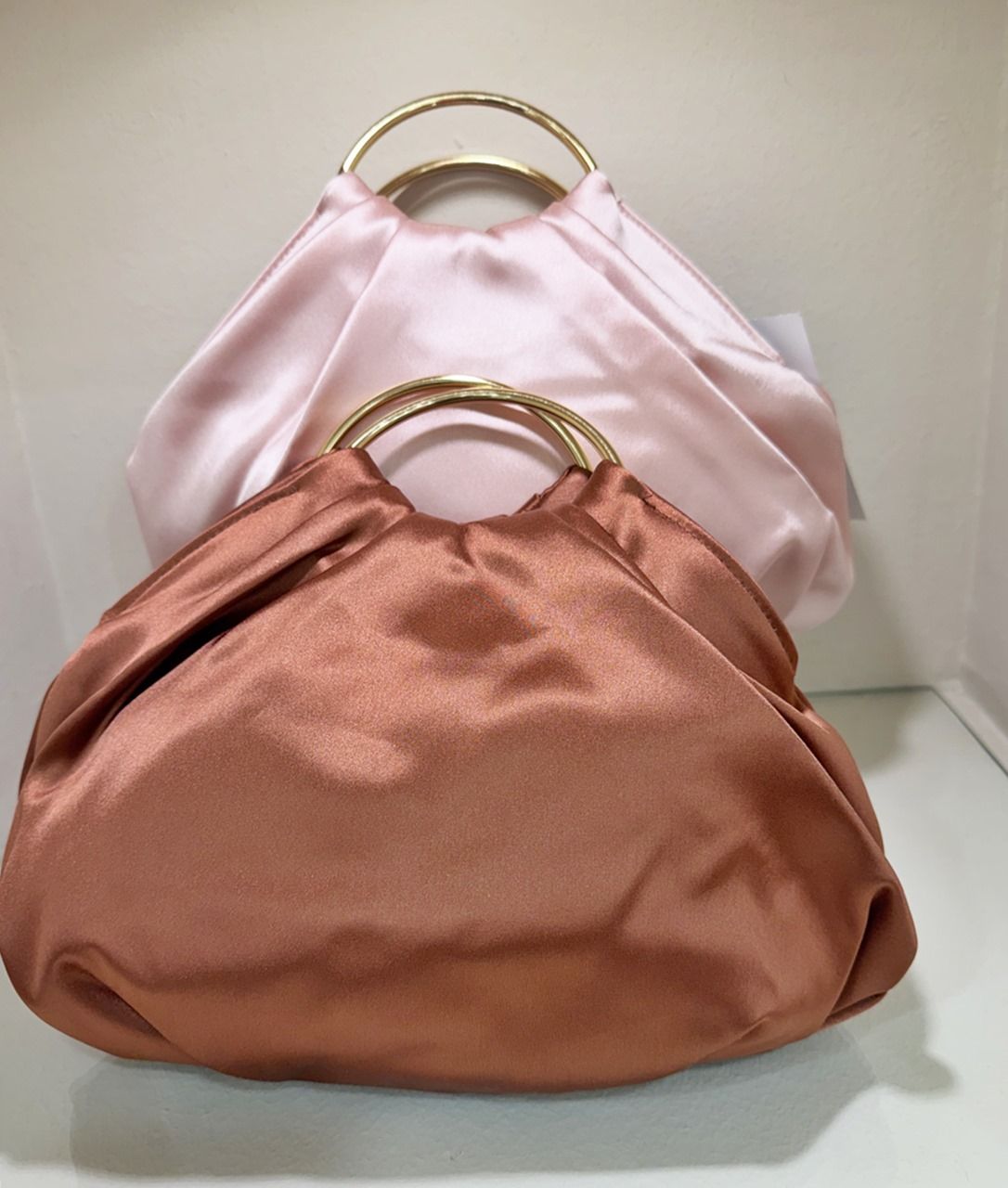 bolso de raso con asa de metal dorada para fiesta