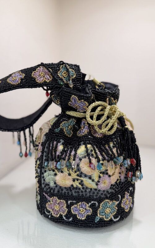 bolso bombonera con mostacillas y bordados para invitadas