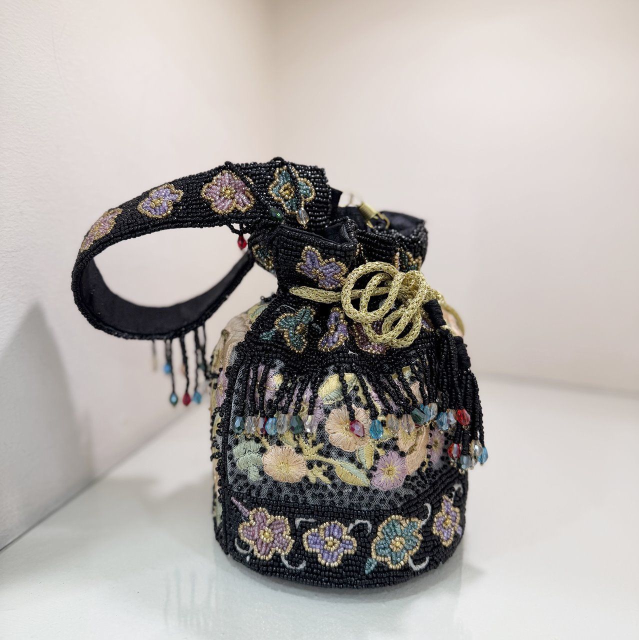 bolso bombonera con mostacillas y bordados para invitadas