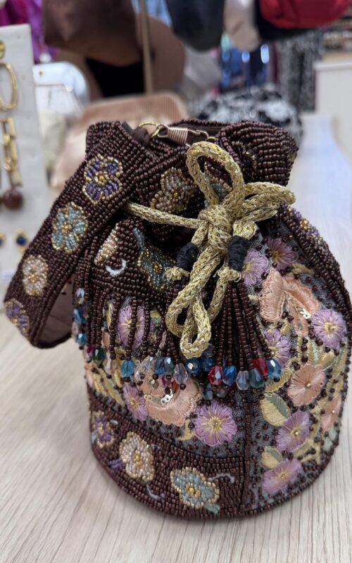 bolso bombonera con mostacillas y bordados para invitadas