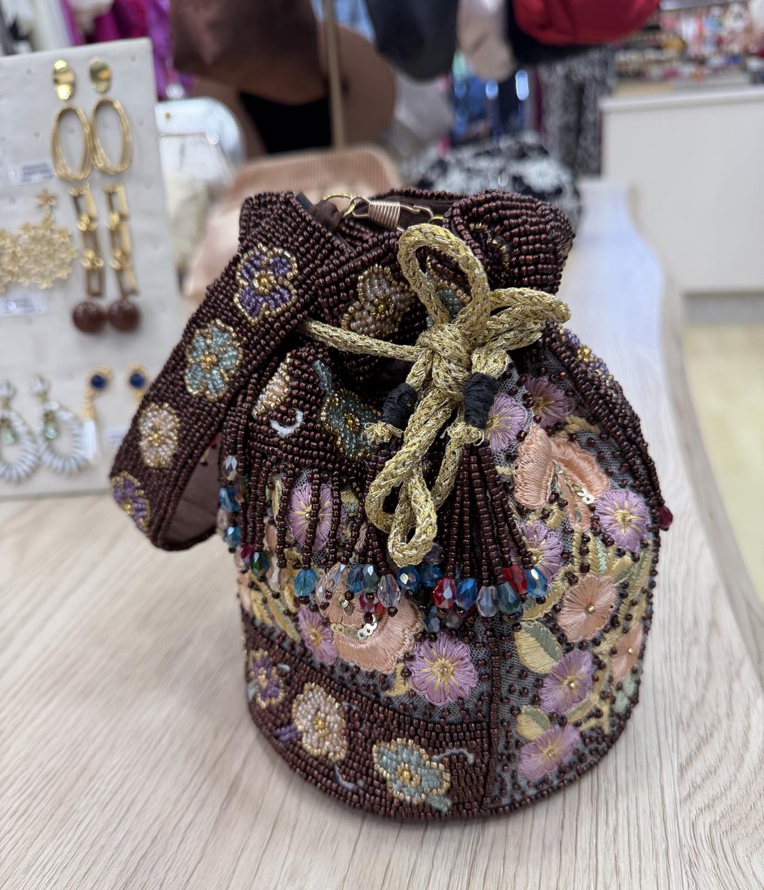 bolso bombonera con mostacillas y bordados para invitadas
