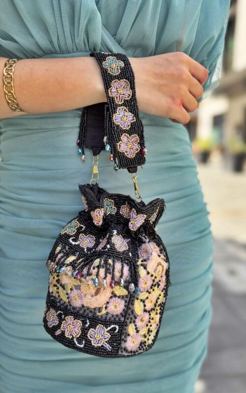 bolso bombonera con mostacillas y bordados para invitadas