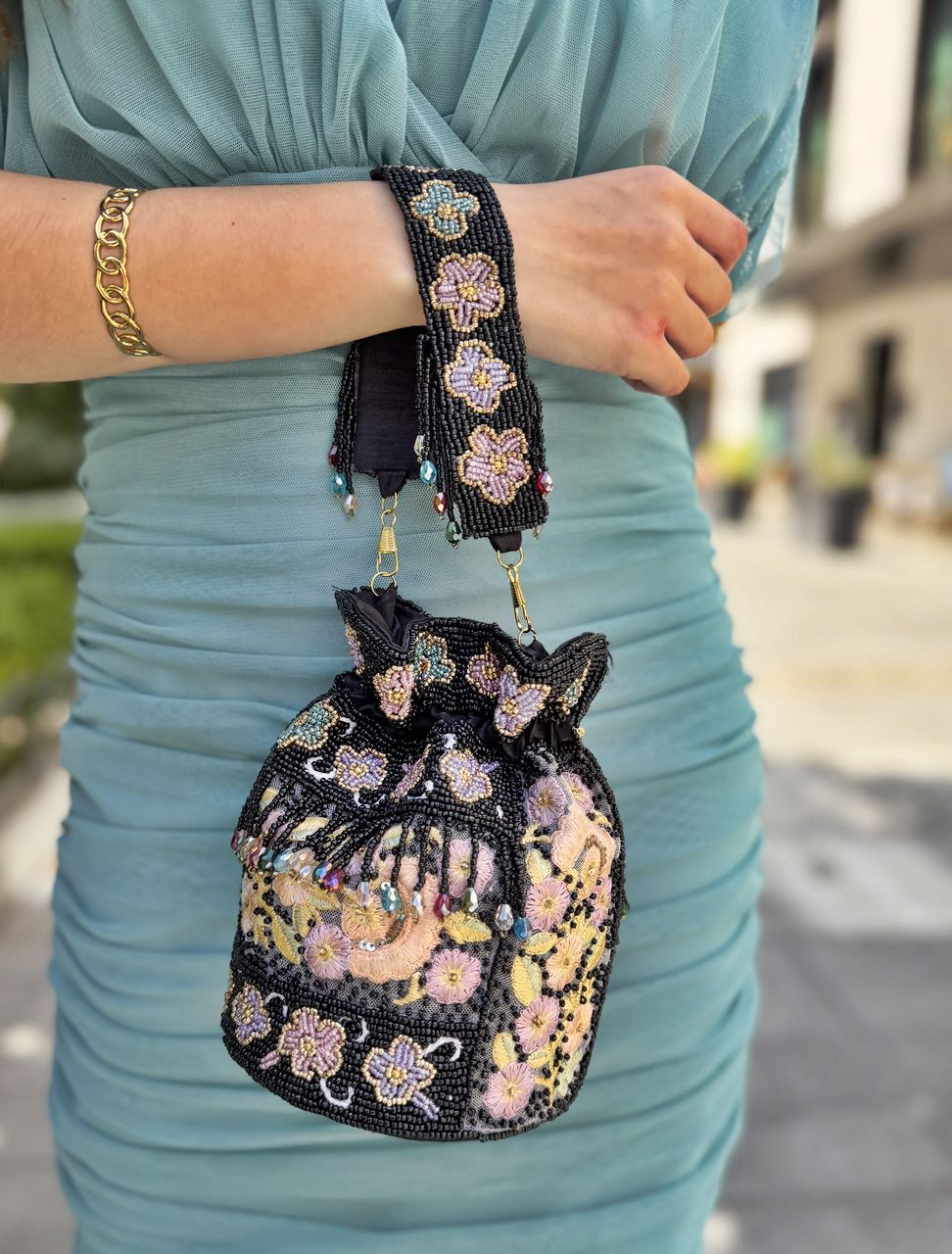 bolso bombonera con mostacillas y bordados para invitadas