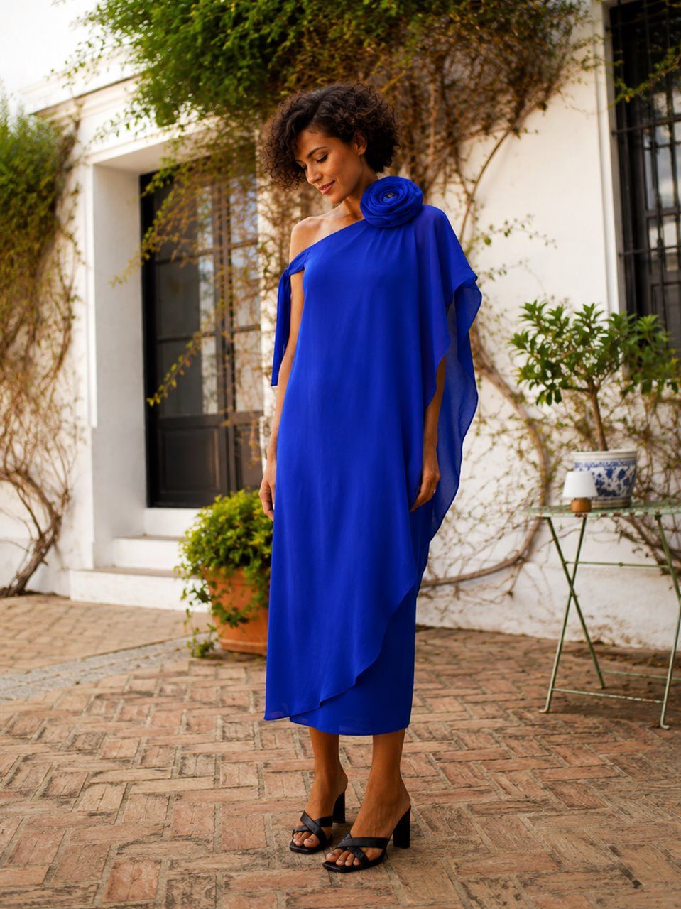 vestido midi con capa en color azul tinta para invitada